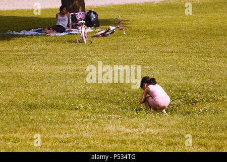 Petite fille dans un parc Banque D'Images