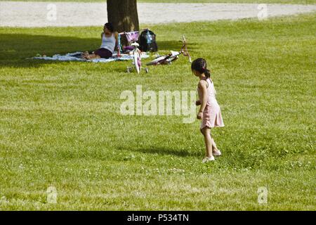 Petite fille jouant dans le parc Jarry Banque D'Images