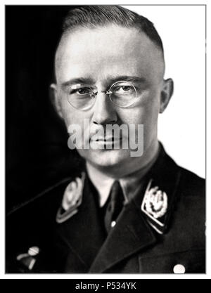 1940 WW2 Heinrich Himmler portrait officiel en uniforme Waffen SS politicien socialiste national allemand commandant militaire nazie police secrète. Himmler a été l'un des hommes les plus puissants de l'Allemagne nazie et l'une des personnes les plus directement responsables de l'Holocauste. A facilité le génocide à travers l'Europe et l'Est. S'est suicidé en 1945 après avoir été capturés fuyant sous une autre identité. Banque D'Images