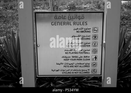 Liste des règles et règlements du parc en anglais et arabe affiché dans un parc public, la ville de Koweït, Koweït, golfe Persique, au Moyen-Orient Banque D'Images