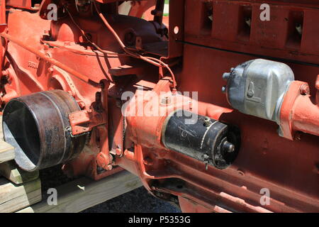 Gros plan d'un tracteur agricole rouge vif. Banque D'Images