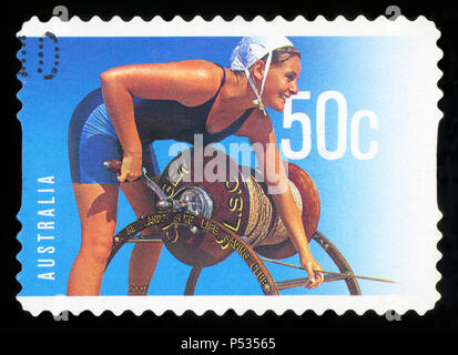L'AUSTRALIE - circa 2007 : timbre imprimé en Australie montre que les femmes et l'inscription de la corde d'enroulement des promontoires surf life saving club, vers 2007 Banque D'Images