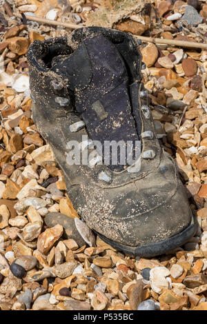 Un vieux boot échouée sur la plage sur l'île de Wight. Banque D'Images