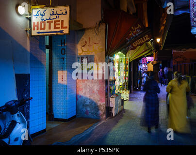 Posté juste quelques nouvelles images de Casablanca sur mon blog, (lien sur la biographie). Beaucoup d'errance, excellent, j'aime cette photo prise dans la médina à nig Banque D'Images