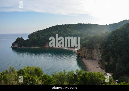 La plage de Mogren se trouvent dans la soirée, près de la vieille ville (Stari Grad), Budva, Monténégro, Côte Adriatique, Balkans, mai 2018 Banque D'Images