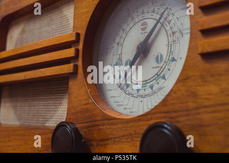 Radio en bois ancien. Vintage style rétro. Banque D'Images