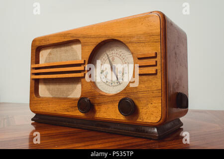 Radio ancienne en bois sur la table. Vintage style rétro. Banque D'Images