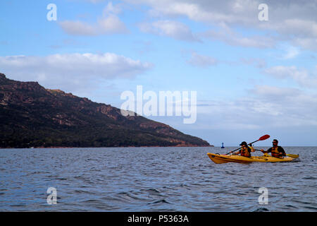 Kayak à Coles Bay, sur la péninsule de Freycinet Banque D'Images