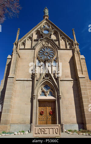 Une vue imposante de Lorette Église sous un ciel bleu à Santa Fe, NM. Banque D'Images