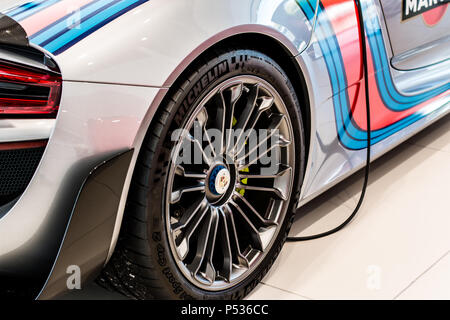 La roue arrière d'une Porsche 918 Hypercar Banque D'Images