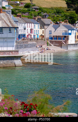 Les amateurs de plage et profiter de l'été les buveurs de temps à la pêche côtière de Kingsand Cornwall dans village sur une chaude journée d'été, Cornwall, UK Banque D'Images
