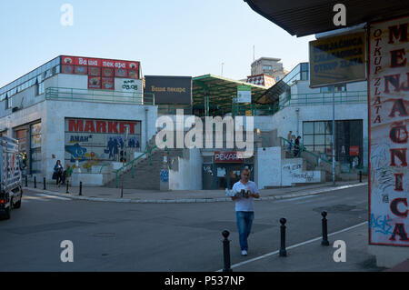 Belgrade, Serbie - mai 03, 2018 : Matin vue sur Kamenicka rue près de farmer's market Zeleni venac. L'homme transporte les aliments du marché. Banque D'Images