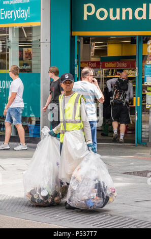 Une femme la collecte sous forme de litière corbeilles dans le centre-ville de Birmingham, Birmingham, Angleterre, RU Banque D'Images