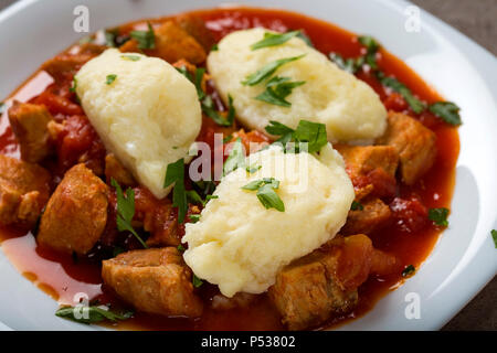 Nourriture : goulash hongrois traditionnel avec des boulettes faites à partir d'œufs, la farine blanche et le beurre Banque D'Images