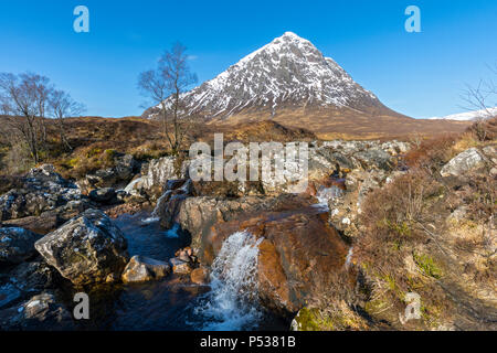 Buachaille Etive Mór à partir de la rivière Coupall, Rannoch Moor, région des Highlands, Ecosse, Royaume-Uni Banque D'Images