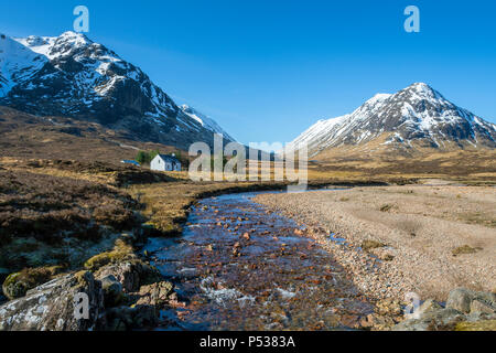 Buachaille Etive Mór, Buachaille Etive Beag et le Gartain Lairig, vallée de la rivière Coupall Lagangarbh, cabane, Glencoe, Highland, Scotland, UK Banque D'Images