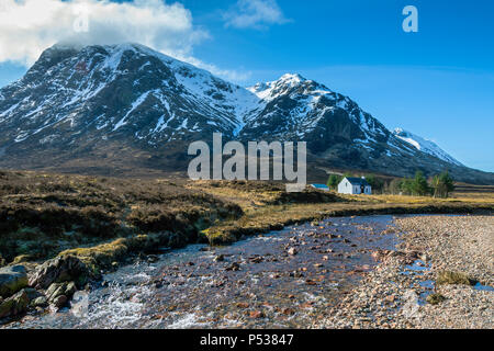 Buachaille Etive Mór et la cabane de Lagangarbh Coupall, sur la rivière, près de Glencoe, région des Highlands, Ecosse, Royaume-Uni Banque D'Images