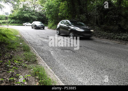 Mauvais revêtement routier sur les routes de la Grande-Bretagne. Voiture en mouvement. Jonction des Gorelands Lane et Chesham Lane.face à soi. Banque D'Images