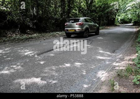 Mauvais revêtement routier sur les routes de la Grande-Bretagne. Voiture en mouvement. Jonction des Gorelands Lane et Chesham Lane. Face NW Banque D'Images