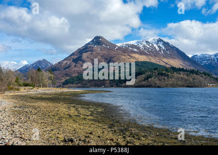 Le Pap of Glencoe (Sgorr na Ciche) sur le Loch Leven, région des Highlands, Ecosse, Royaume-Uni Banque D'Images