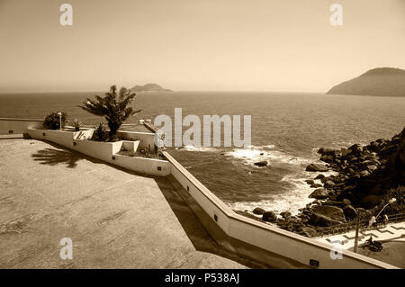 Ville Guaruja Brésil voir la voiture de l'île de l'océan rampe shore stones vintage Banque D'Images