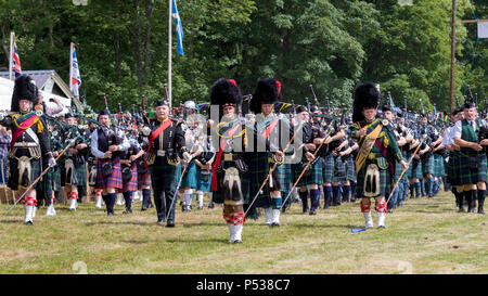 Jeux Drumtochty, Écosse : Le 23 juin, 2018. Drum Majors menant les pipers massés dans un Pipe Band au cours de l'événement Jeux des Highlands. Banque D'Images