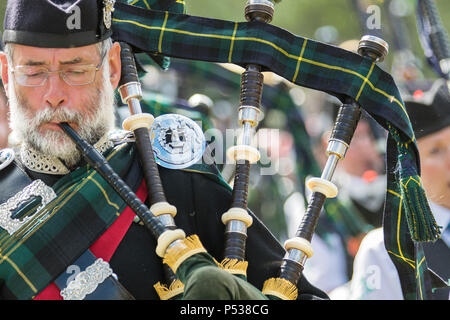 Jeux Drumtochty, Ecosse - Jun 23, 2018 : Un joueur de cornemuse marchant dans les corps de pipe band parade à Drumtochty Highland Games event Banque D'Images