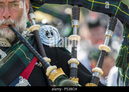 Jeux Drumtochty, Ecosse - Jun 23, 2018 : Un joueur de cornemuse marchant dans les corps de pipe band parade à Drumtochty Highland Games event Banque D'Images