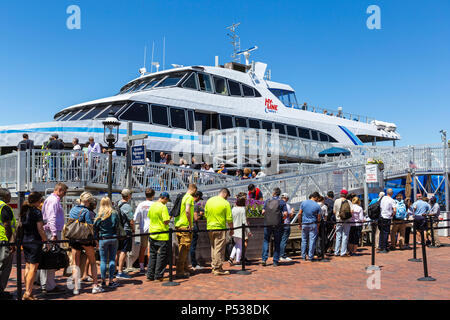 Les passagers à bord d'un haut débit d'Hy-Line Cruises ferry catamaran, à destination de Jakarta sur le continent, à Nantucket, Massachusetts. Banque D'Images