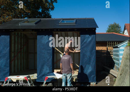 Ceux qui construisent un grand abri dans un jardin Banque D'Images