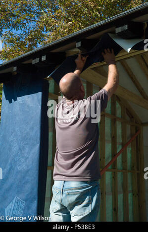 Ceux qui construisent un grand abri dans un jardin Banque D'Images