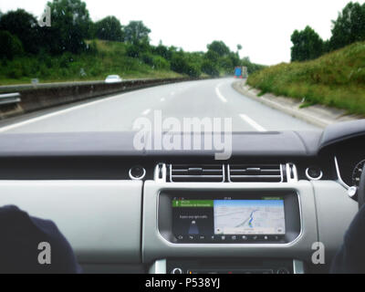 La conduite dans une Range Rover sur des routes désertes à travers la France Banque D'Images