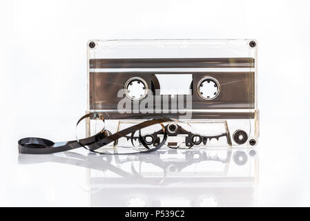 Cassette audio translucide isolé sur fond blanc Banque D'Images