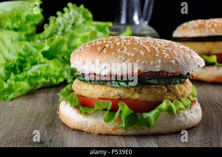 C'est un délicieux petit pain sans gluten, enduit de ketchup et moutarde, laitue, avec de délicats à un rôti haché croustillant d'or, les pois chiches et hachées Banque D'Images