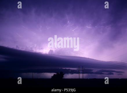 Un boulon de nuage à nuage rampe à travers l'enclume d'un orage supercellulaire orage en Oklahoma, USA Banque D'Images