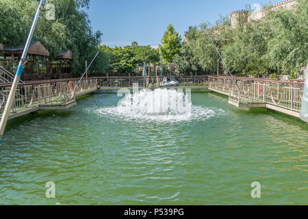 Belle fontaine sur l'eau du lac. Banque D'Images