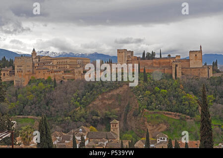 L'Alhambra un palais et forteresse située à Grenade, Andalousie, Espagne construit au milieu du 13ème siècle. Banque D'Images