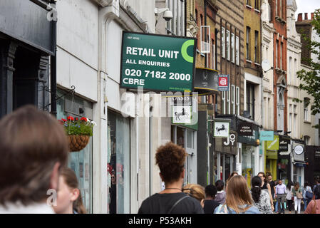 Une unité de vente au détail à l'agent immobilier je signe sur un atelier fermé sur Upper Street, Islington, au nord de Londres, où les magasins ferment comme la grande rue va dans Banque D'Images