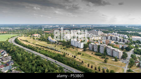 Règlement laid de grands immeubles avec appartements bon marché juste à côté d'une autoroute à Wolfsburg, en Allemagne. Banque D'Images