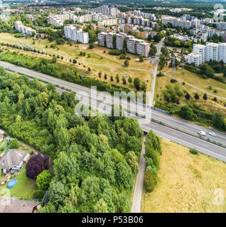Règlement laid de grands immeubles avec appartements bon marché juste à côté d'une autoroute à Wolfsburg, en Allemagne. Banque D'Images