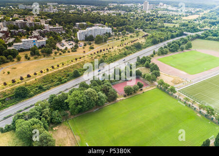 Règlement laid de grands immeubles avec appartements bon marché juste à côté d'une autoroute à Wolfsburg, en Allemagne. Banque D'Images