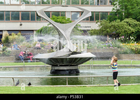 Naum Gabo renouvelable par torsion, un contemporain sculpture de métal dans une piscine de l'eau dans les jardins de l'hôpital St Thomas, Westminster, Londres, Angleterre. Banque D'Images