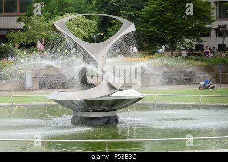 Naum Gabo renouvelable par torsion, un contemporain sculpture de métal dans une piscine de l'eau dans les jardins de l'hôpital St Thomas, Westminster, Londres, Angleterre. Banque D'Images