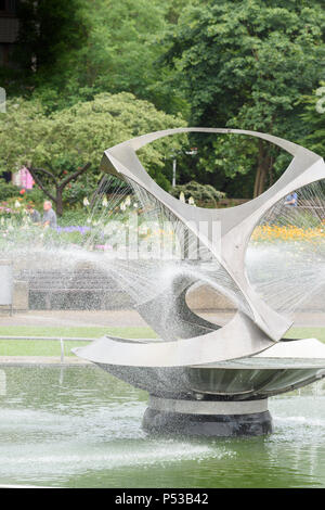 Naum Gabo renouvelable par torsion, un contemporain sculpture de métal dans une piscine de l'eau dans les jardins de l'hôpital St Thomas, Westminster, Londres, Angleterre. Banque D'Images