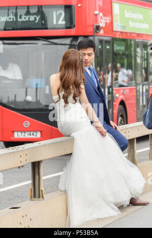 Couple de mariage chinois posent pour une photo à Westminster Bridge, Londres, Angleterre. Banque D'Images