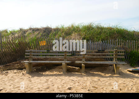 Surfer's La terrasse sur les plaines de fossé Montauk Beach, New York, The Hamptons avec signe de contrôle de l'érosion sur les dunes Banque D'Images