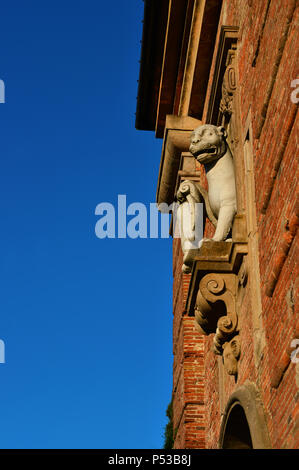 La panthère, symbole de la ville de Lucca, une ancienne statue en marbre sur les murs anciens de la ville porte, érigée au 16e siècle (avec copie espace) Banque D'Images