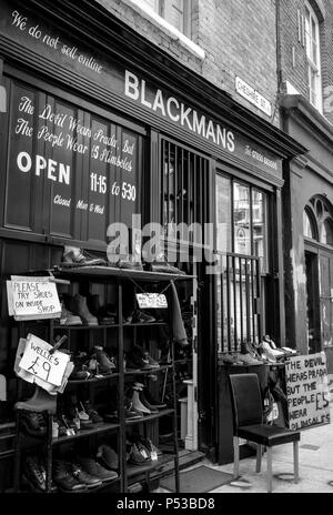 Chaussures in Blackmans et Boot shop dans Cheshire Street, près de Brick à Shoreditch, Londofn Terre UK. Photographié en monochrome. Banque D'Images