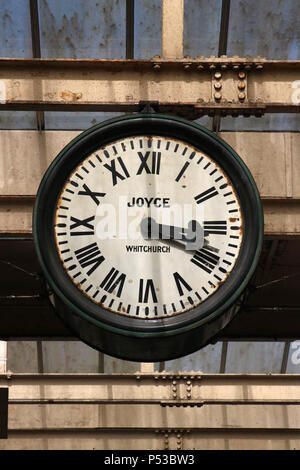 Vue sur la célèbre horloge à Carnforth station gare que présenté dans les années 40 film brève rencontre, filmé ici réalisé par David Lean. Banque D'Images