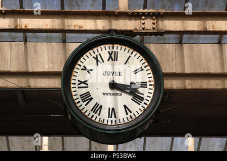 Vue sur la célèbre horloge à Carnforth station gare que présenté dans les années 40 film brève rencontre, filmé ici réalisé par David Lean. Banque D'Images